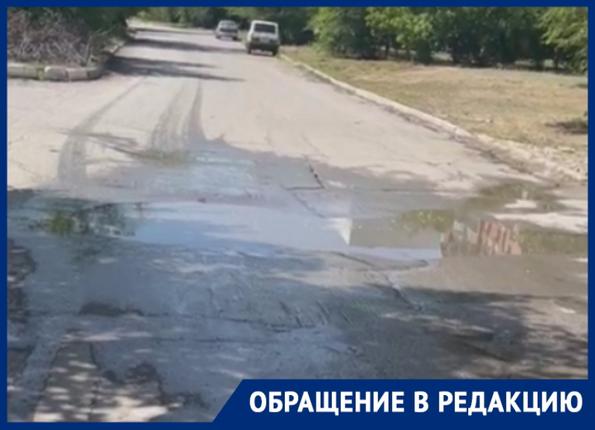 «Вода бежит, и никому до нее нет дела»: порывы водовода показал волгодонец на Весенней и Октябрьском шоссе 