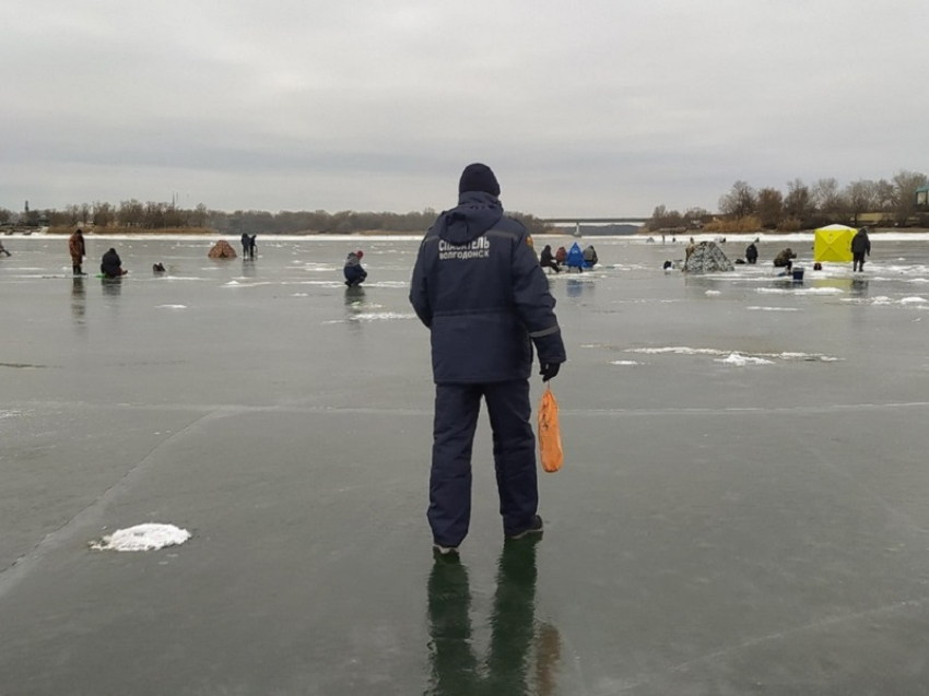 Провалившийся под лед на Сухо-Соленовском заливе волгодонец скрылся от спасателей 