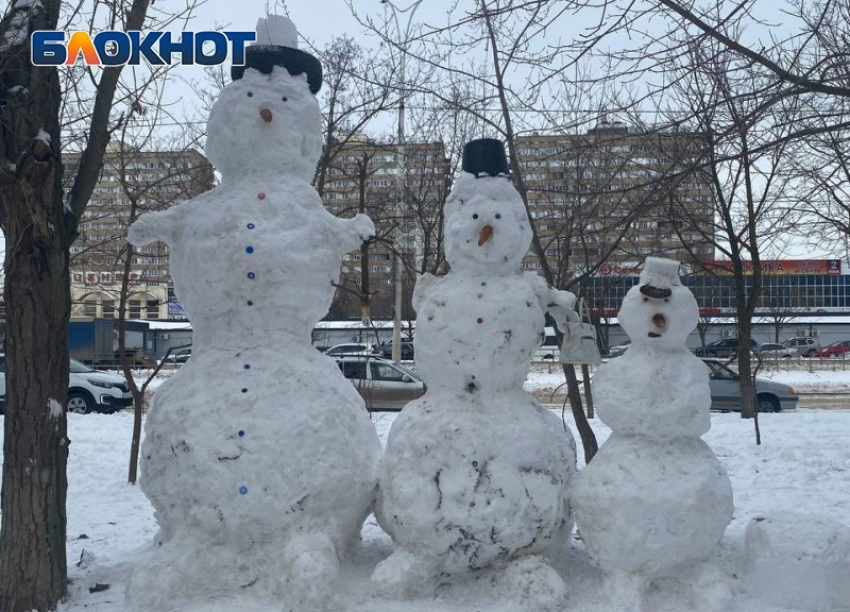 Семья гигантских трехметровых снеговиков появилась на проспекте Строителей