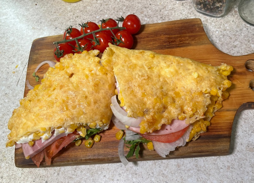 Кукурузная лепешка с сыром и ветчиной – полезный завтрак из продукции колбасного цеха «Колизей»