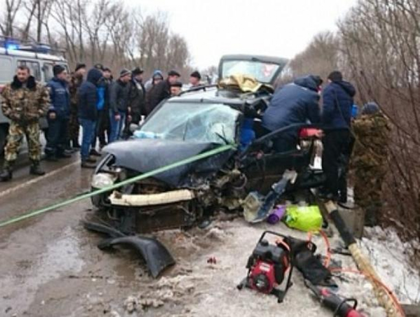 ВАЗ превратился в груду металла после ДТП на автодороге Ростов-Волгодонск, три человека пострадали 