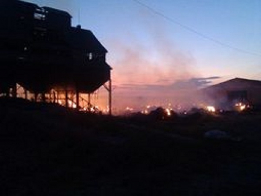 В Морозовском районе трактор оборвал электропровода, от которых загорелось 60 тонн сена