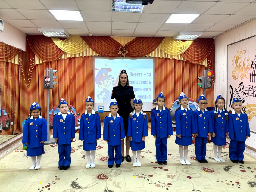 Безопасная дорога начинается с детства: в Волгодонске дошкольники стали юными инспекторами движения