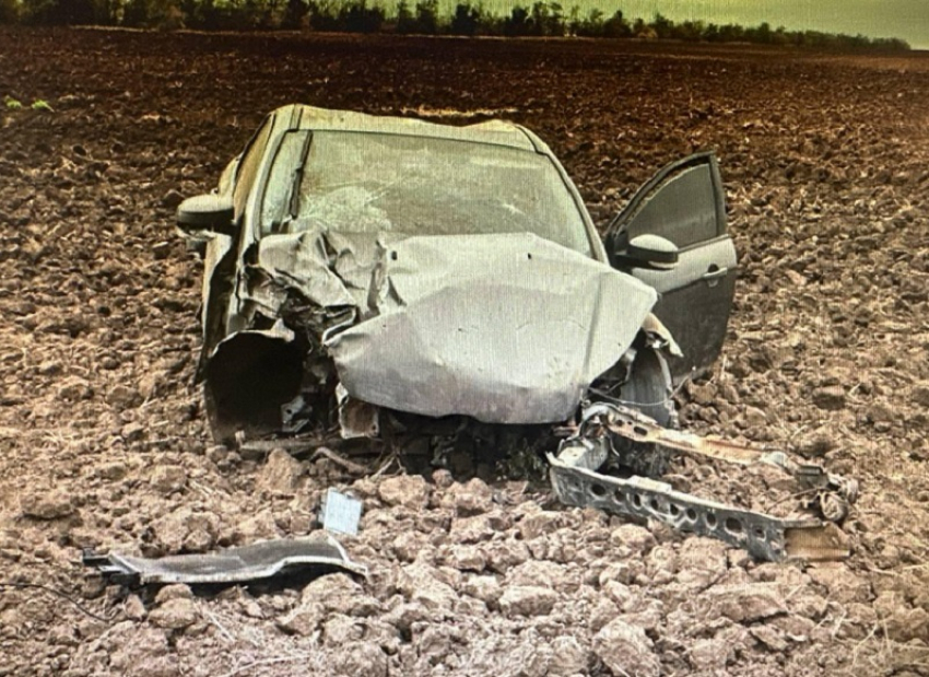 «Форд Фокус» на огромной скорости врезался в дорожный знак под Волгодонском