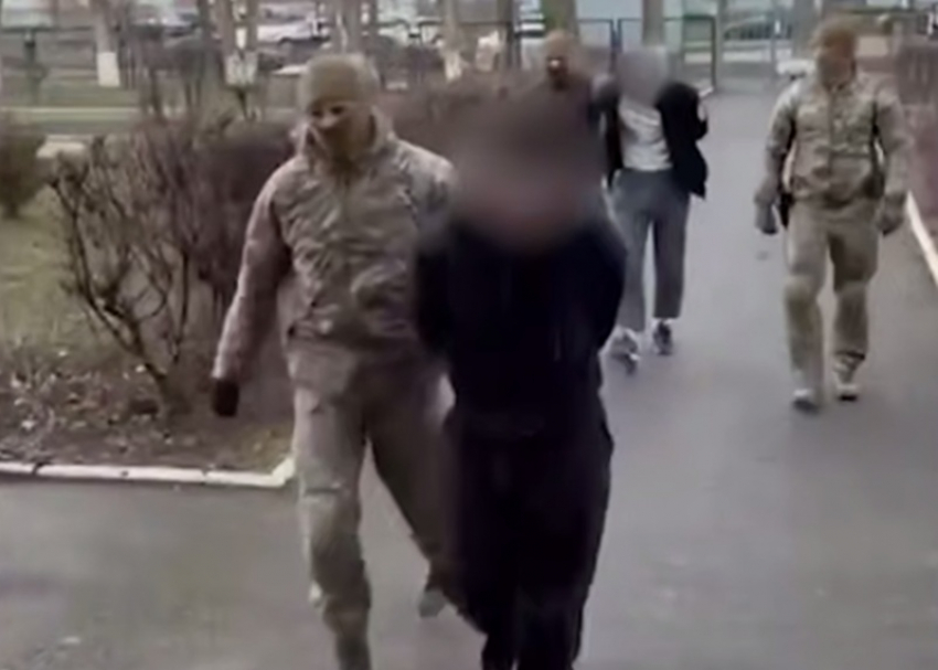 «Как в лихие 90-е!»: хозяйку бара в Волгодонске бандиты заставляли платить за «крышу» 15 тысяч рублей в месяц