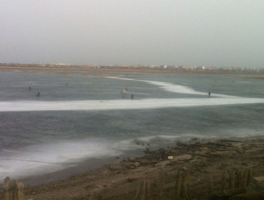 Волгодонские рыбаки вышли на хрупкий лед залива