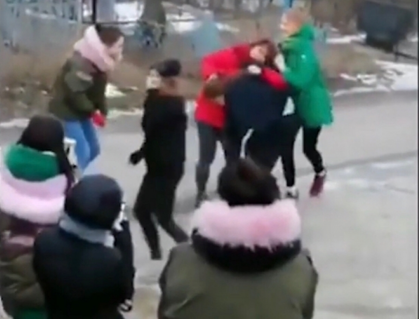 За групповое избиение школьницы на Романовском кладбище ответят родители подростков