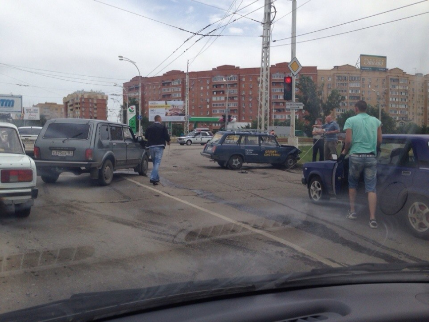 В Волгодонске на путепроводе «четверка» выехала на встречку и врезалась в «Ниву»