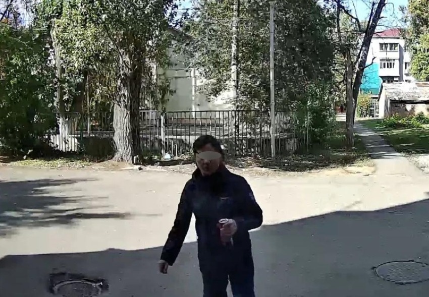 Бьют в живот молодых мам, прилюдно мочатся, крушат камнями домофоны: алковоины с улицы Морской объявили войну камерам видеонаблюдения
