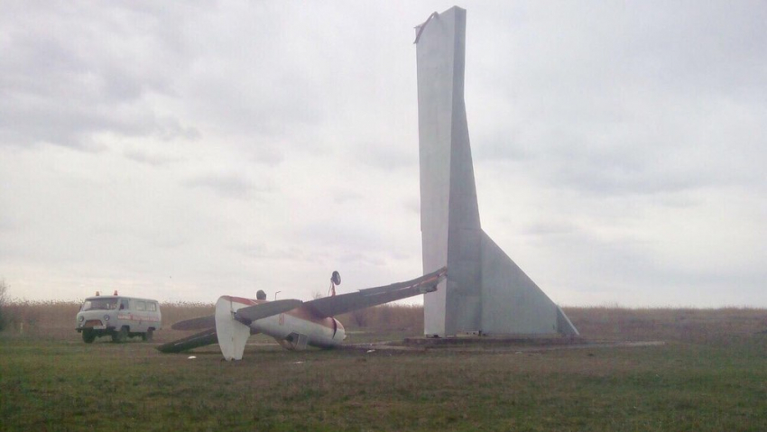Ураган снес самолет с известной стелы на въезде в станицу Романовскую  