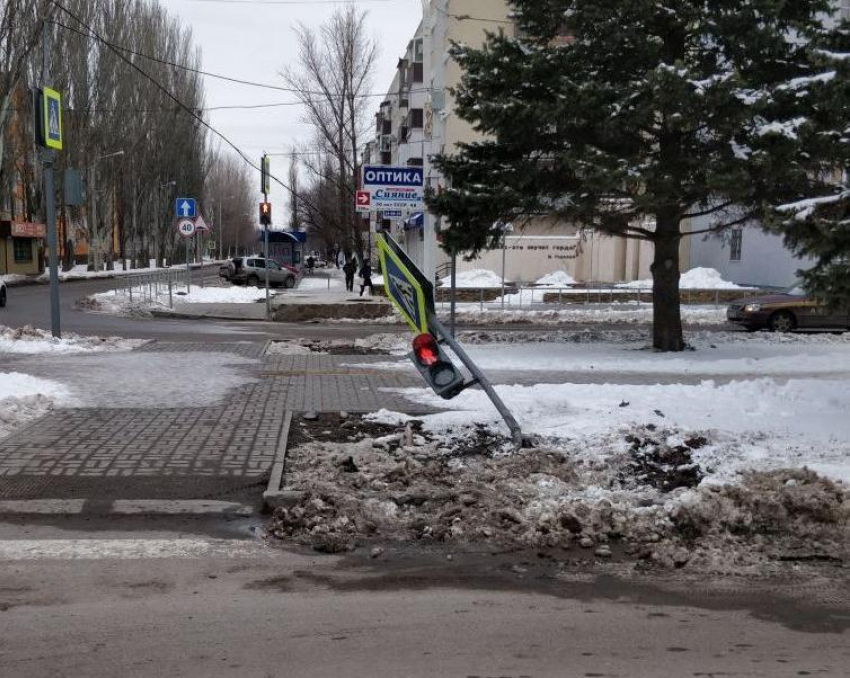 Водитель снес светофор и скрылся с места ДТП в Волгодонске 