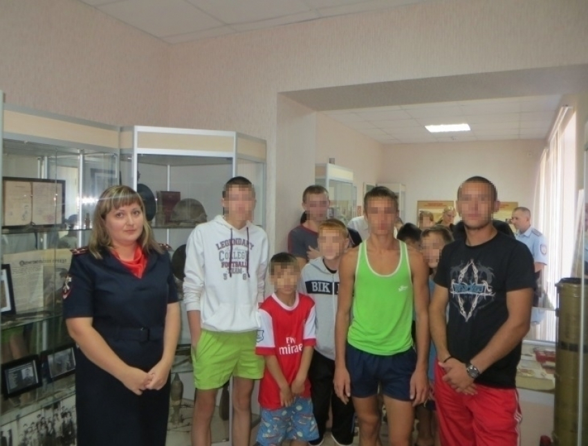 В Волгодонске «трудных» подростков познакомили с изолятором временного содержания