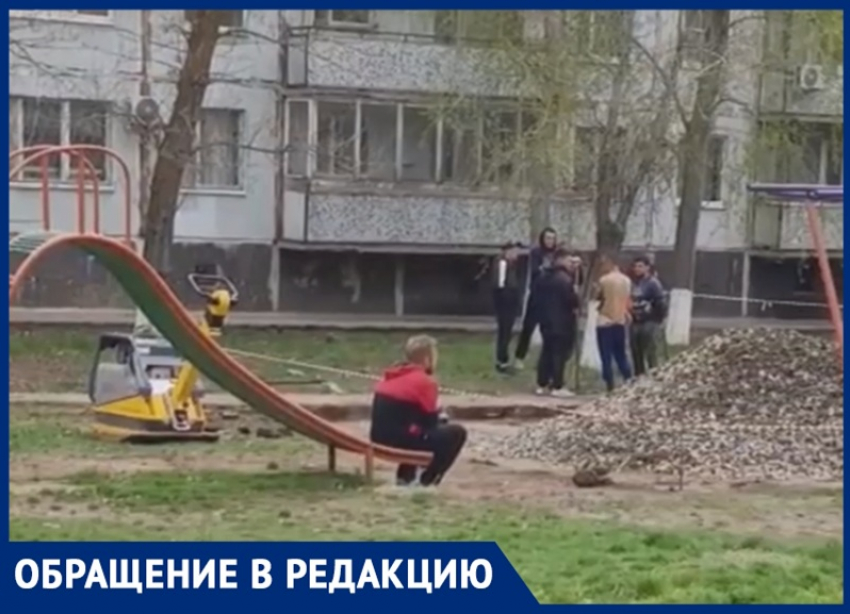 «Дети будут скатываться с горки под колеса машин»: мамы бьют тревогу из-за новой парковки на Строителей 