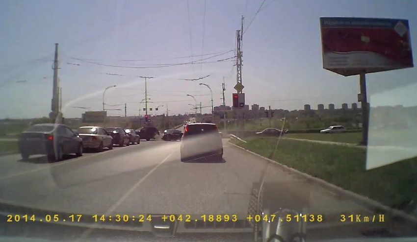  В Волгодонске проехавшая на красный свет «Toyota» врезалась в «BMW» (ВИДЕО)
