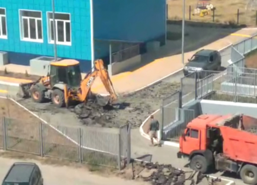 На территории новой школы в квартале В-9 в Волгодонске начали ремонтировать асфальт