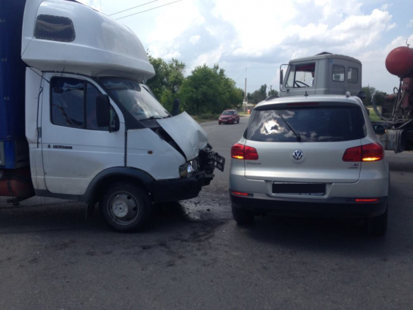 В Волгодонске на Жуковском шоссе столкнулись «Газель» и «Volkswagen Tiguan » 