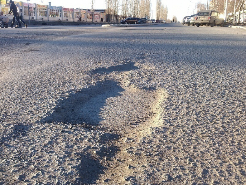 В Волгодонске на капитально отремонтированной месяц назад улице Карла Маркса появились ямы