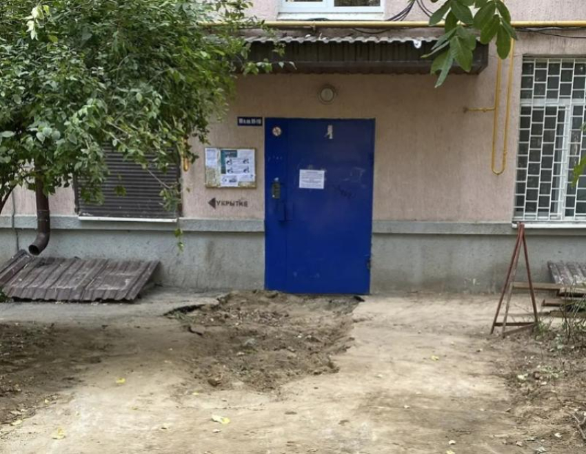 Закопали яму и присыпали щебенкой: после усадки земли здесь укатают асфальт