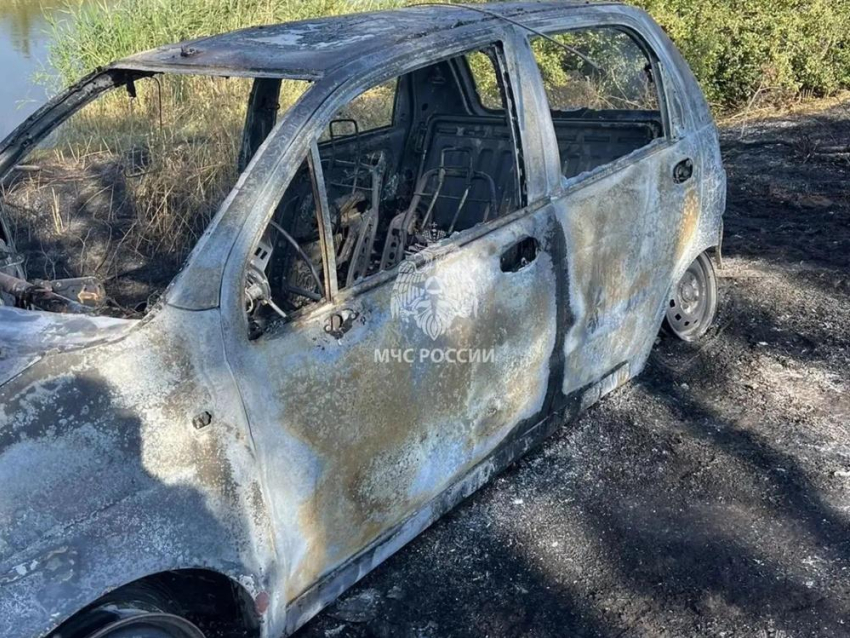 Автомобиль рыбаков сгорел на берегу реки Сал