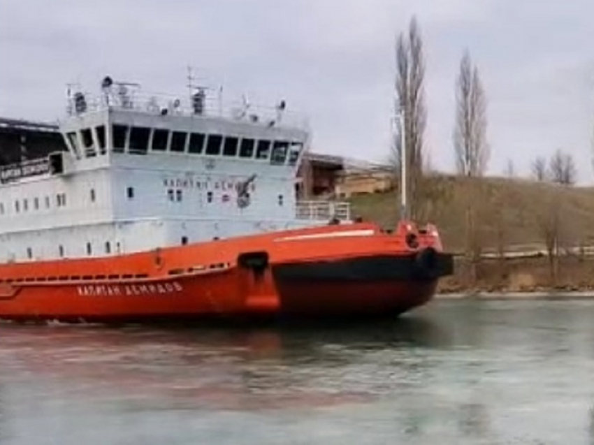 Большой оранжево-белый ледокол вошел в Цимлянское водохранилище 