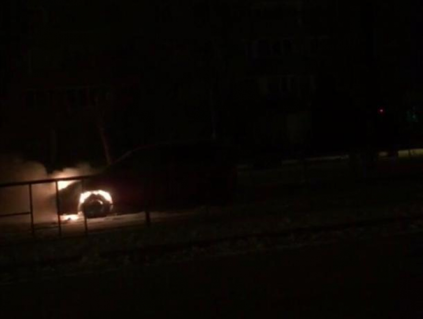 Полыхающую иномарку в центре Волгодонска сняли на видео очевидцы