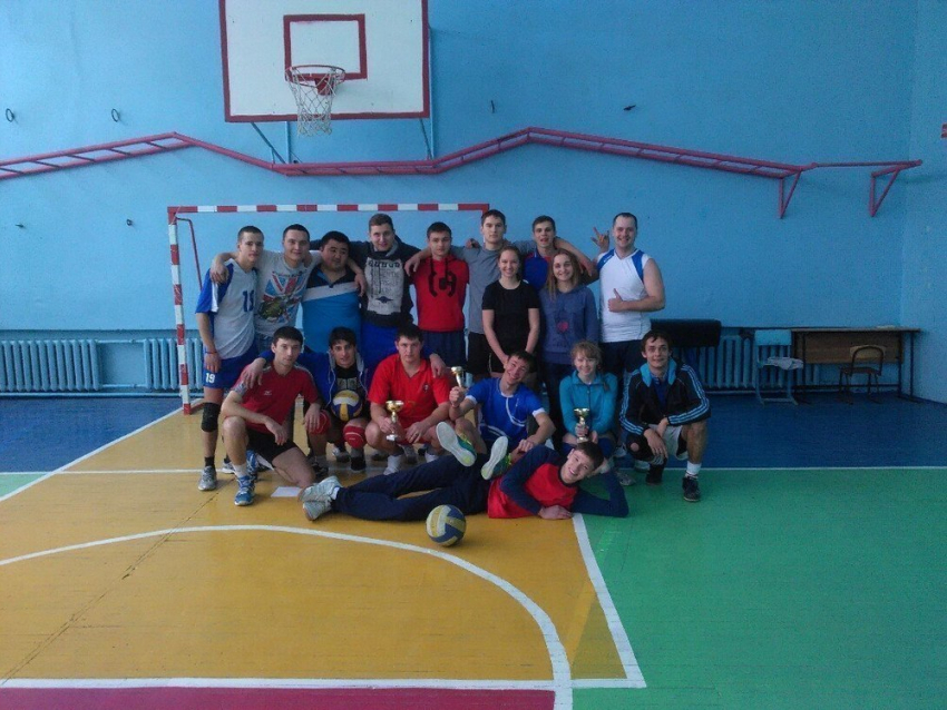 В Волгодонске победителем турнира по волейболу на кубок 12 микрорайона стала команда из Паршикова