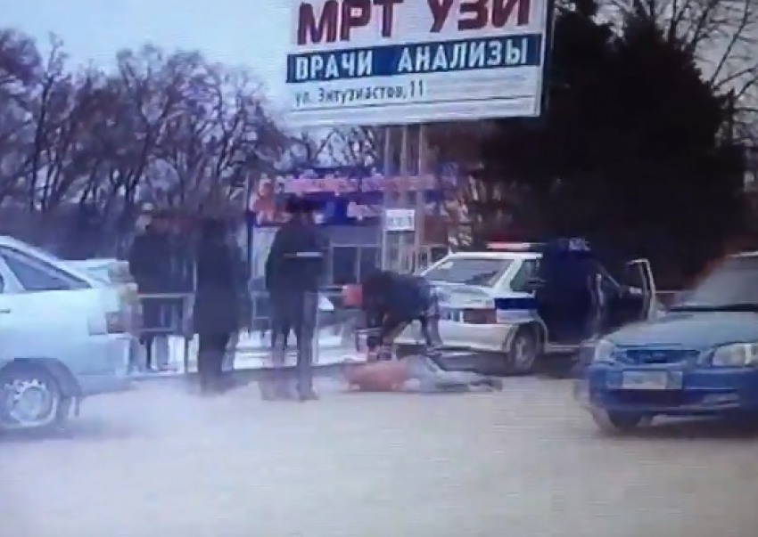 Лежащий на проезжей части полуголый парень в окружении полиции в Волгодонске попал на видео 