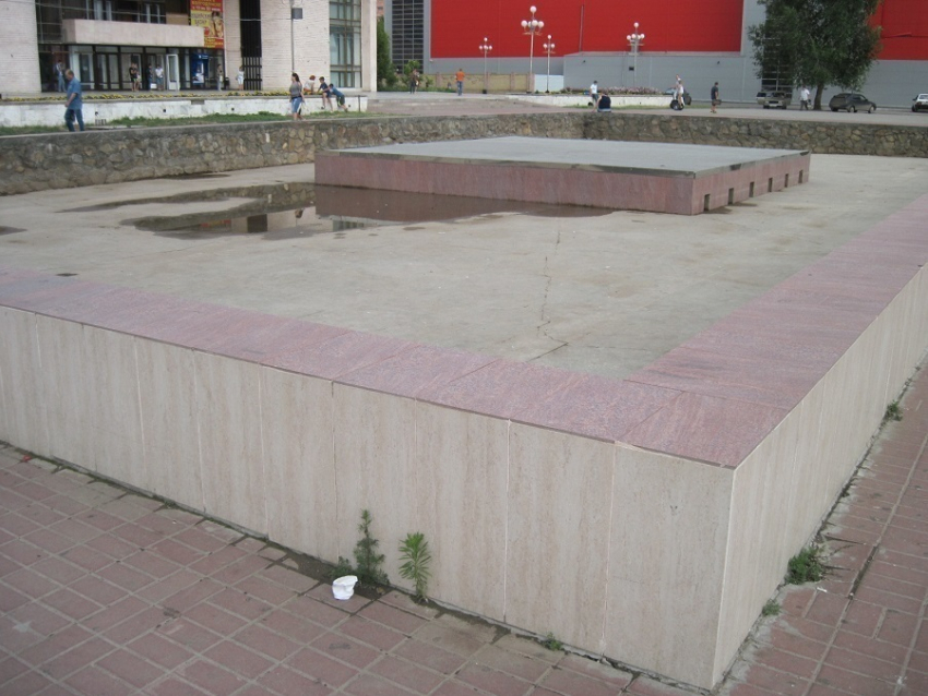    В Волгодонске на День строителя включат фонтан у Дворца культуры имени Курчатова