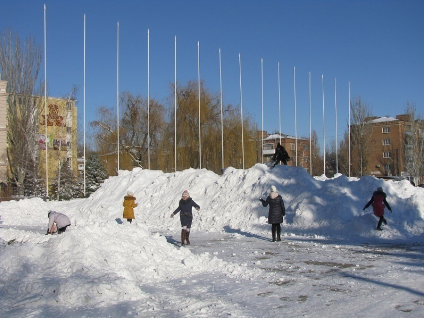 В Волгодонске в парке Победы появились снежные горки, а вскоре ожидается и появление ледяного катка 