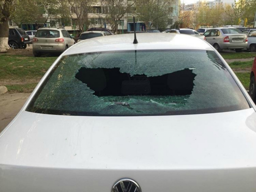Неизвестные разбили стекла двух автомобилей на Черникова в Волгодонске 