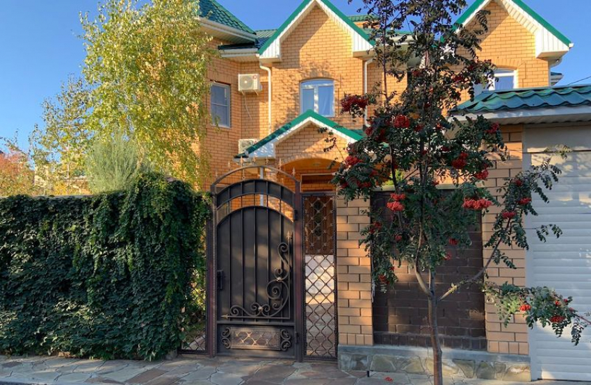 Комфортный двухэтажный дом в центре «нового» города продается в Волгодонске