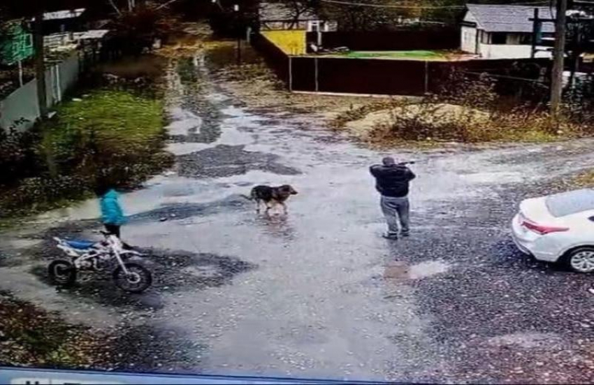 В Цимлянске мужчина открыл огонь из автомата по дому и машине соседа, какое он понес наказание?