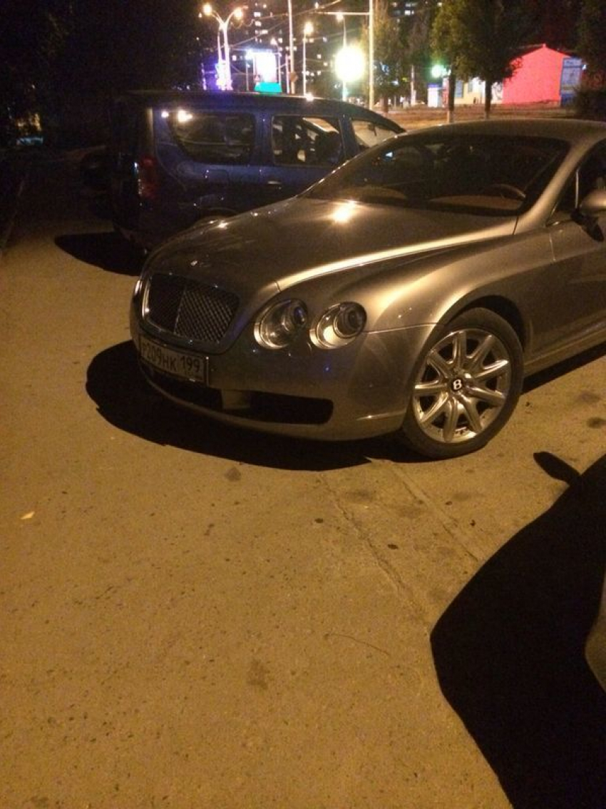 В Волгодонске «Bentley» с московскими номерами испортил клумбу на разделительной полосе 
