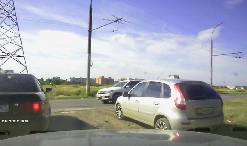 Автохамы в Волгодонске продолжают совершать «подвиги» - очередное видео очевидца