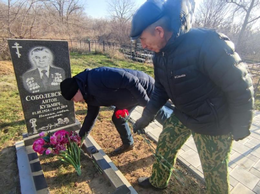 Почтили память героев Отечества: волгодонцы возложили цветы к могилам ветеранов войны 