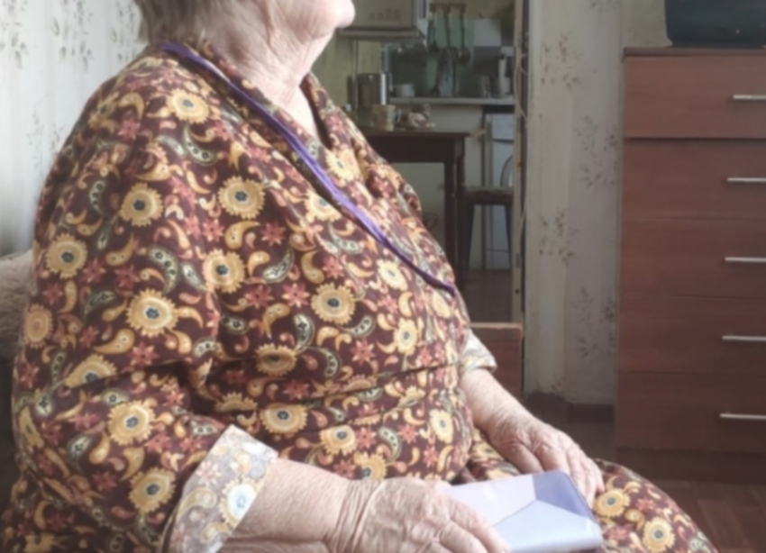 «Ваша дочь сбила человека»: 94-летнюю волгодончанку обманули на 100 000 рублей