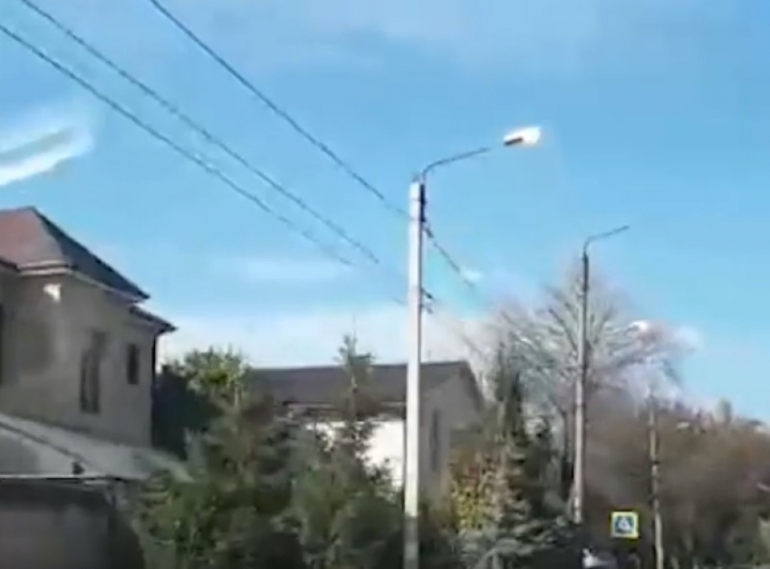 В полдень дороги Волгодонска дополнительно подсвечивают уличным освещением