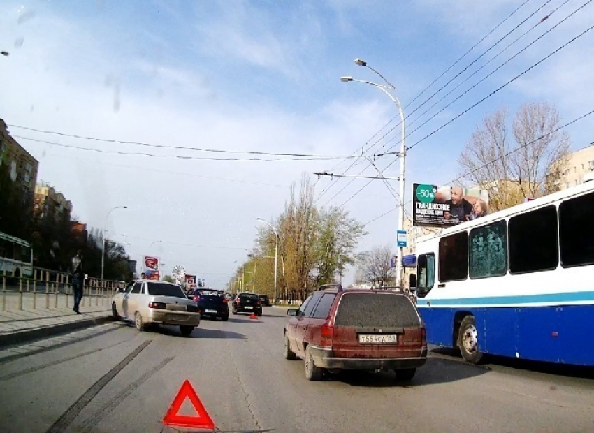 Рабочая неделя в Волгодонске началась с двух ДТП на проспекте Строителей