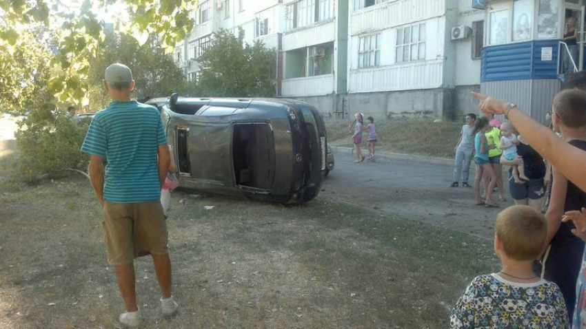 В Волгодонске в квартале В-9 перевернулась «Mazda» - читатель