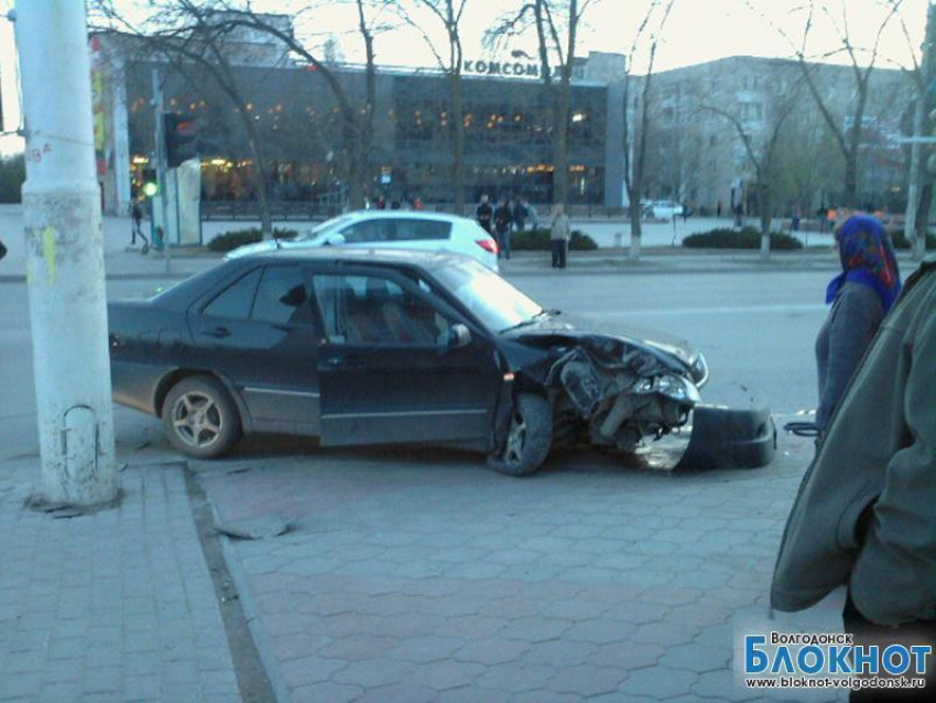 Автомобиль с женщиной и ребенком врезался в столб