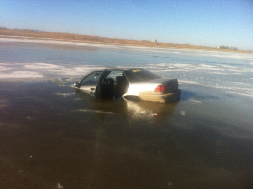 В Волгодонске пьяная компания на машине провалилась под лед в районе набережной