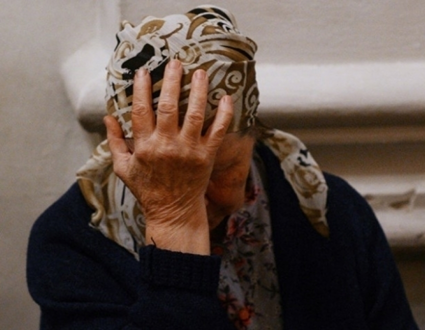 Пожилая волгодончанка получила сотрясение мозга и множество ушибов после нападения на нее неизвестной женщины