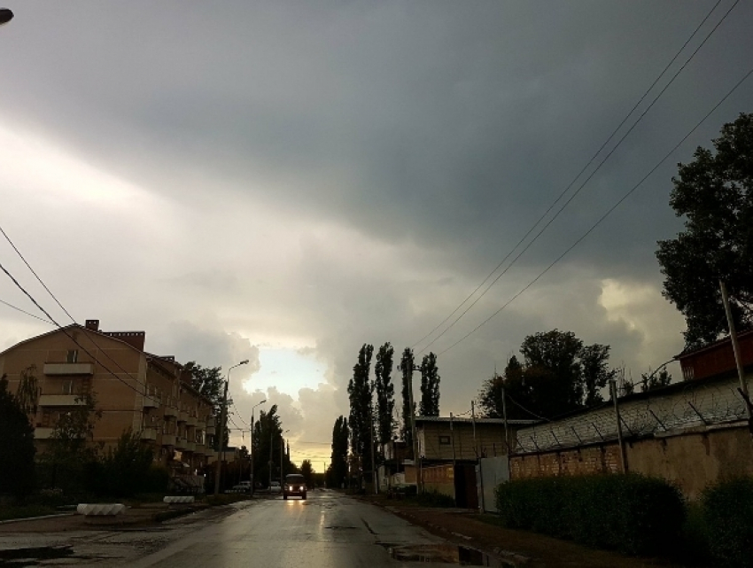 Шквалистый ветер, гроза и ливень с градом: в Ростовской области объявлено штормовое предупреждение