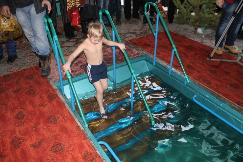 Волгодонцы массово отмечают православный праздник Крещение Господне (ФОТО, ВИДЕО)