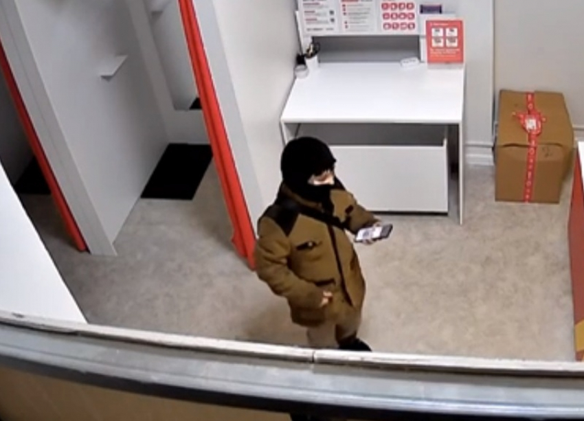 Школьник в балаклаве устроил дерзкое ограбление пункта выдачи заказов в Волгодонске 