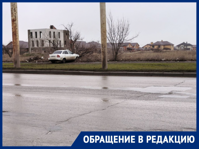«Либо в поворот не вписался, либо по прямой не проехал»: житель Волгодонска озадачен, как автомобиль оказался в куче сухих веток