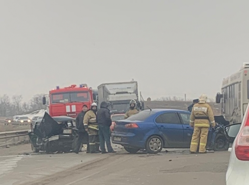 На трассе Волгодонск - Цимлянск столкнулись две легковушки