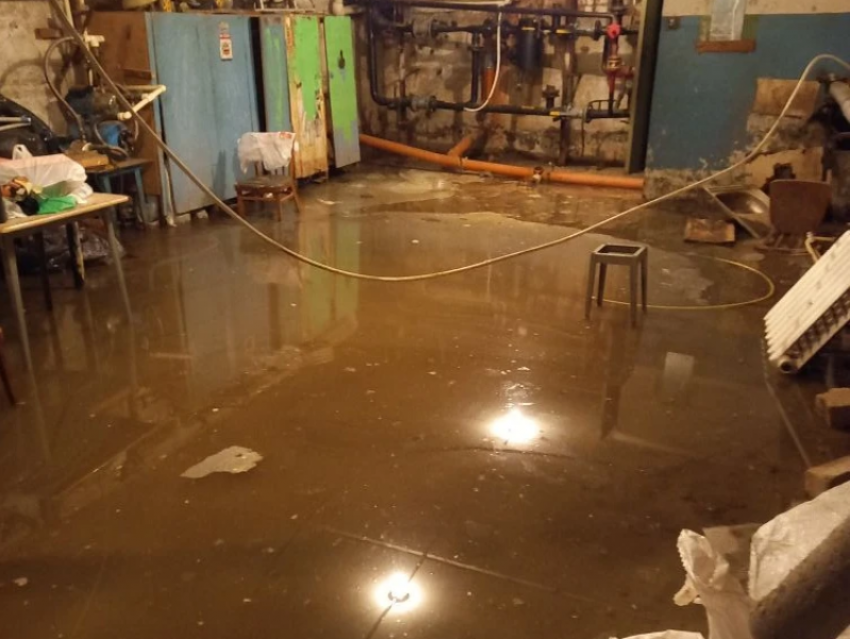 В Волгодонске устраняют последствия затопления подвала канализационными стоками в многоквартирном доме