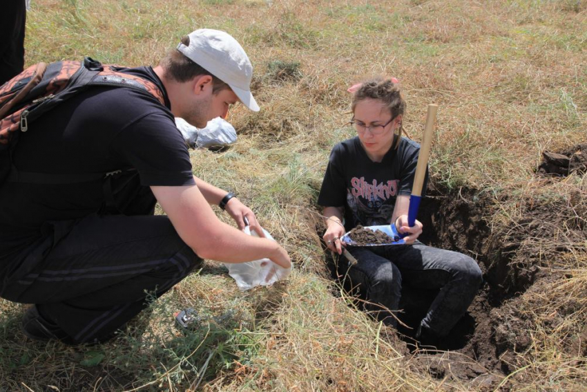 Ростовские студенты проверяют почву возле Ростовской АЭС