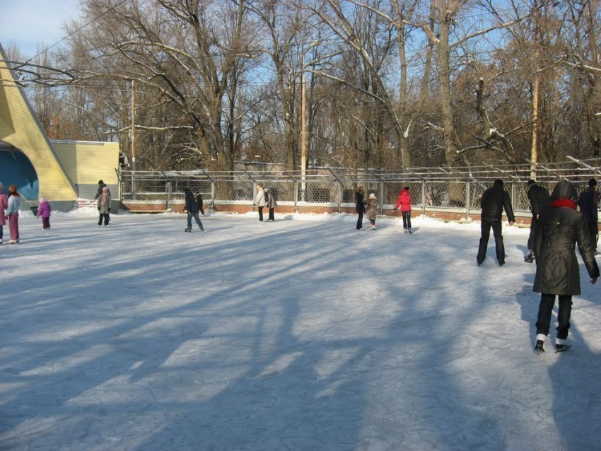 Волгодонцев приглашают на ледовый каток в парке Победы